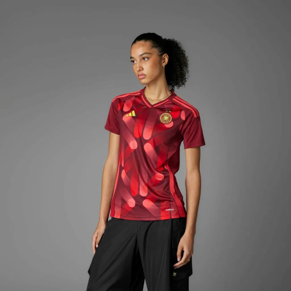 adidas Trikots<· DFB EM 2025 Auswärts team coll burgundy 2
