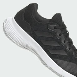 adidas Tennis<· Gamecourt 2.0 Tennisschuh Core Black / Core Black / Silver Metallic