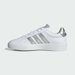 adidas Sneaker<· GRAND COURT 3.0 KINDER UND TEENS SCHUH Cloud White / Silver Metallic / Silver Metallic