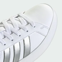 adidas Sneaker<· GRAND COURT 3.0 KINDER UND TEENS SCHUH Cloud White / Silver Metallic / Silver Metallic