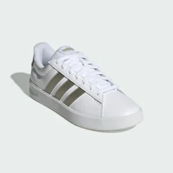 adidas Sneaker<· GRAND COURT3.0 SCHUH Cloud White / Cyber Metallic / Cloud White