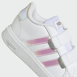 adidas Sneaker<· Grand Court Lifestyle Court Hook and Cloud White / Iridescent / Cloud White