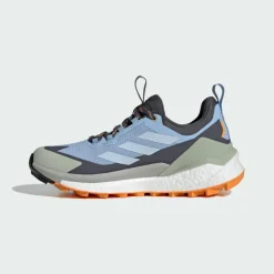 adidas Wanderschuhe<· Terrex Free Hiker 2.0 Low Gore-Tex Glow Blue / Crystal Sky / Aurora Onix