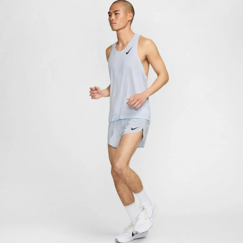 Nike Tops & Tanks<· Aeroswift football grey-dark obsidian