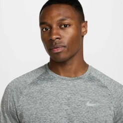 Nike Training|Laufen<· DFADV STRIDE smoke grey-htr-reflective silv