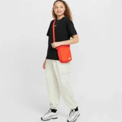 Nike Shirts<· NSW Essentials black