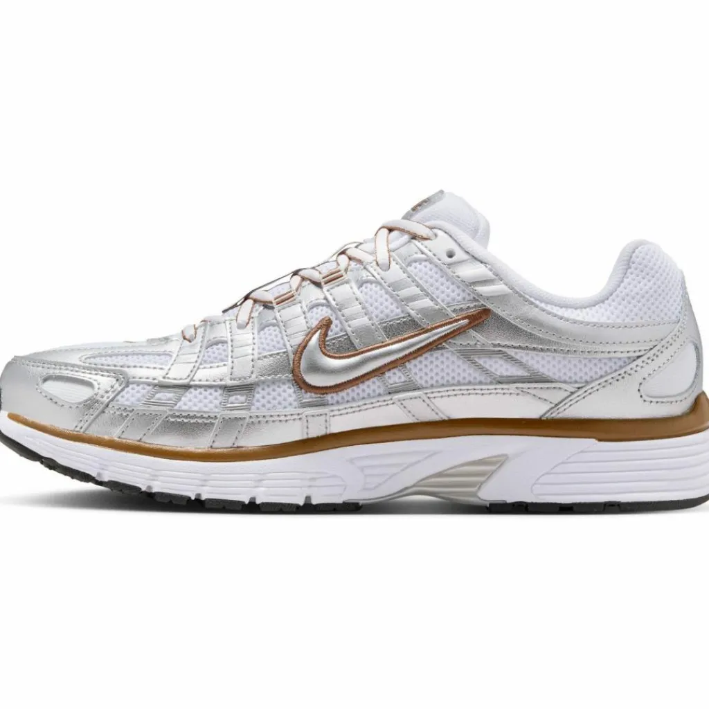 Nike Streetwear|Sneaker<· P-6000 white-metallic silver-lt british tan