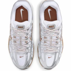 Nike Streetwear|Sneaker<· P-6000 white-metallic silver-lt british tan