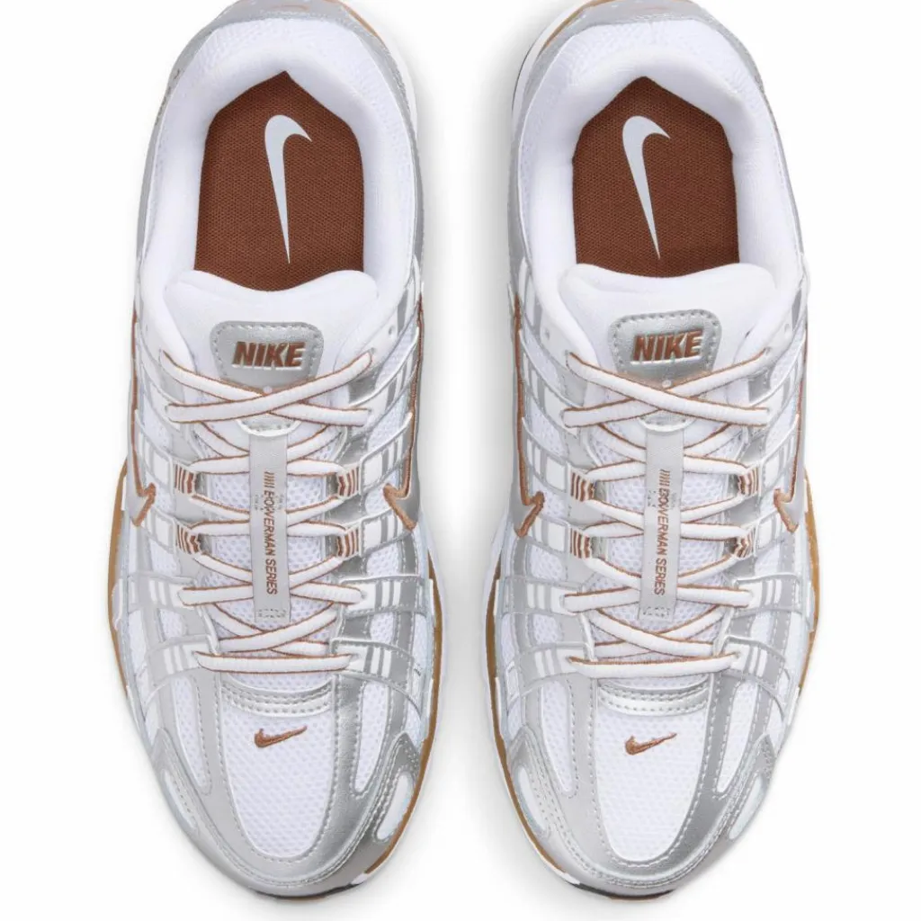 Nike Streetwear|Sneaker<· P-6000 white-metallic silver-lt british tan