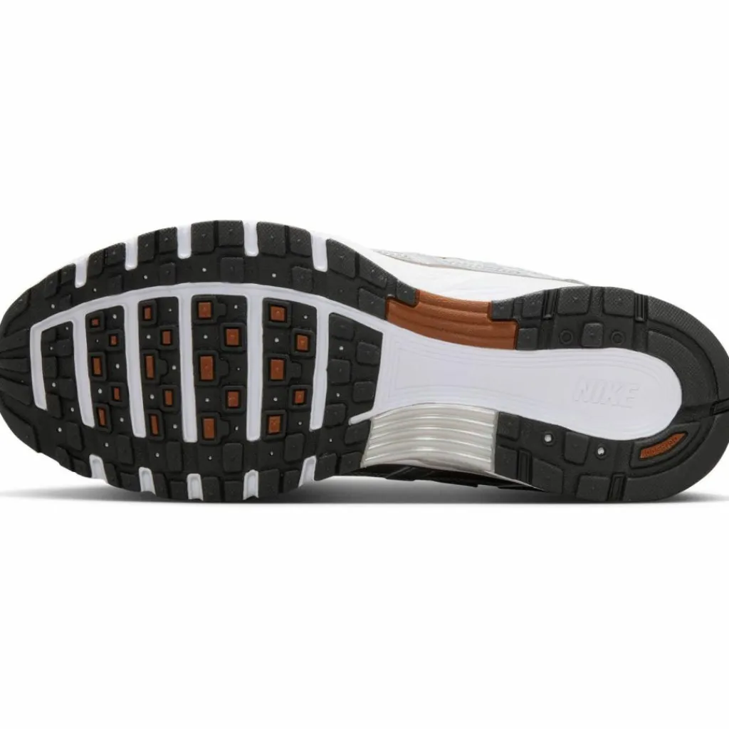 Nike Streetwear|Sneaker<· P-6000 white-metallic silver-lt british tan