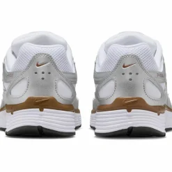 Nike Streetwear|Sneaker<· P-6000 white-metallic silver-lt british tan