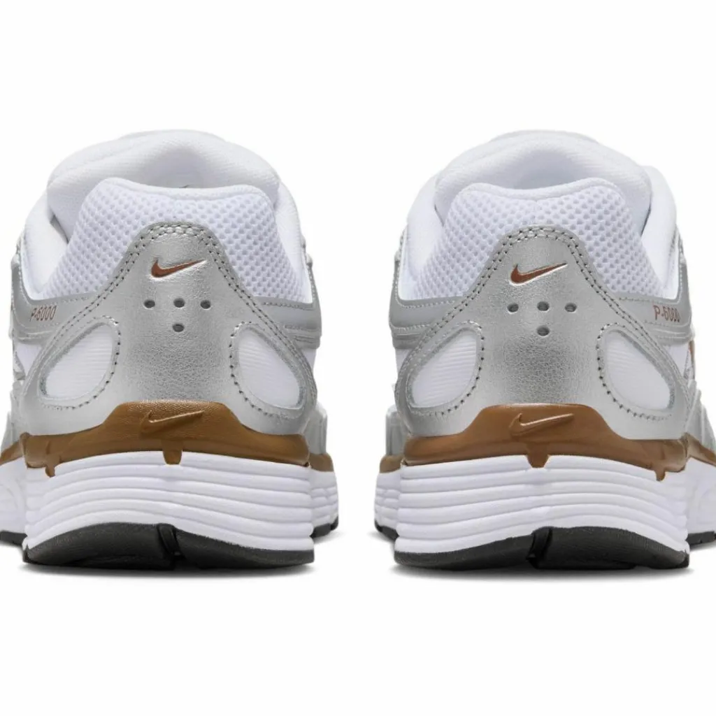 Nike Streetwear|Sneaker<· P-6000 white-metallic silver-lt british tan