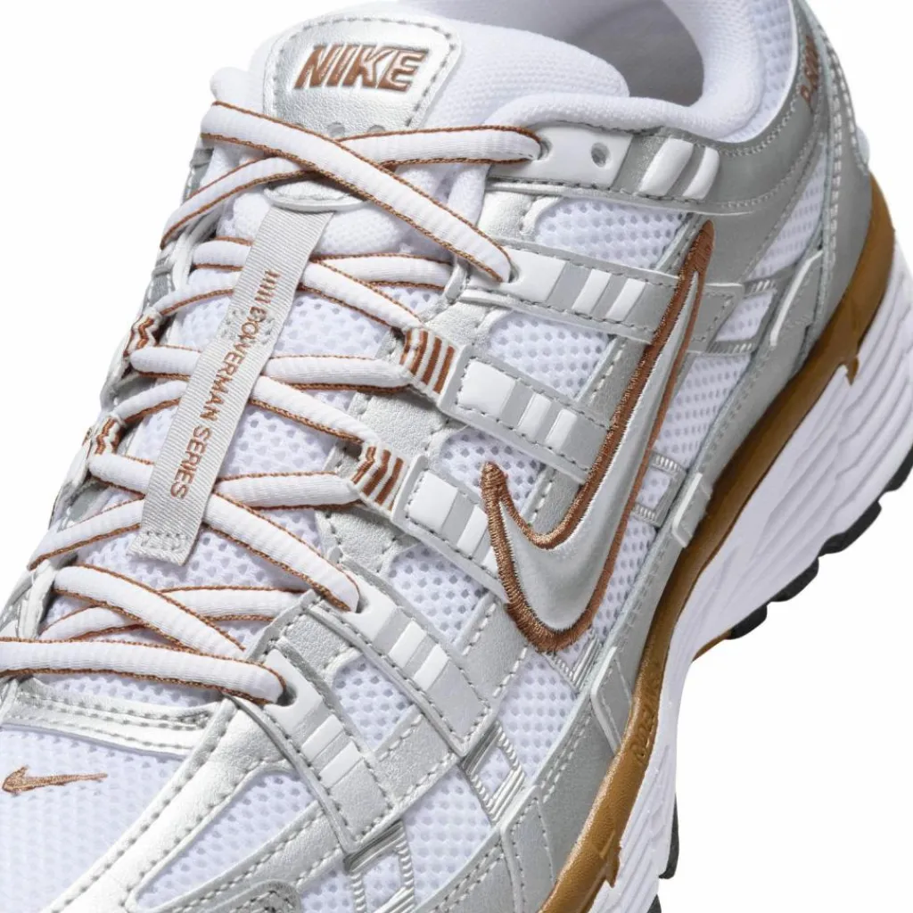 Nike Streetwear|Sneaker<· P-6000 white-metallic silver-lt british tan