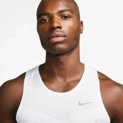 Nike Tops & Tanks<· Stride white-reflective silv