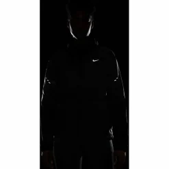 Nike Jacken<· SWIFT black-reflective silv
