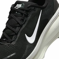 Nike Laufschuhe<· Vomero 18 black-summit white-coconut milk