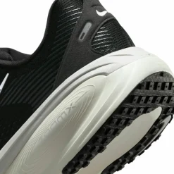Nike Laufschuhe<· Vomero 18 black-summit white-coconut milk