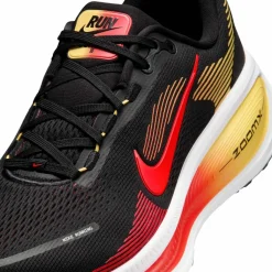 Nike Laufschuhe<· Vomero 18 black-bright crimson-lt crimson