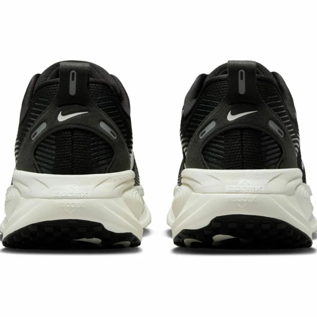 Nike Laufschuhe<· VOMERO 18 black-summit white-coconut milk