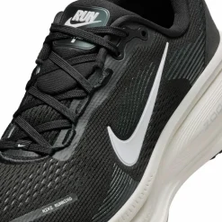Nike Laufschuhe<· VOMERO 18 black-summit white-coconut milk