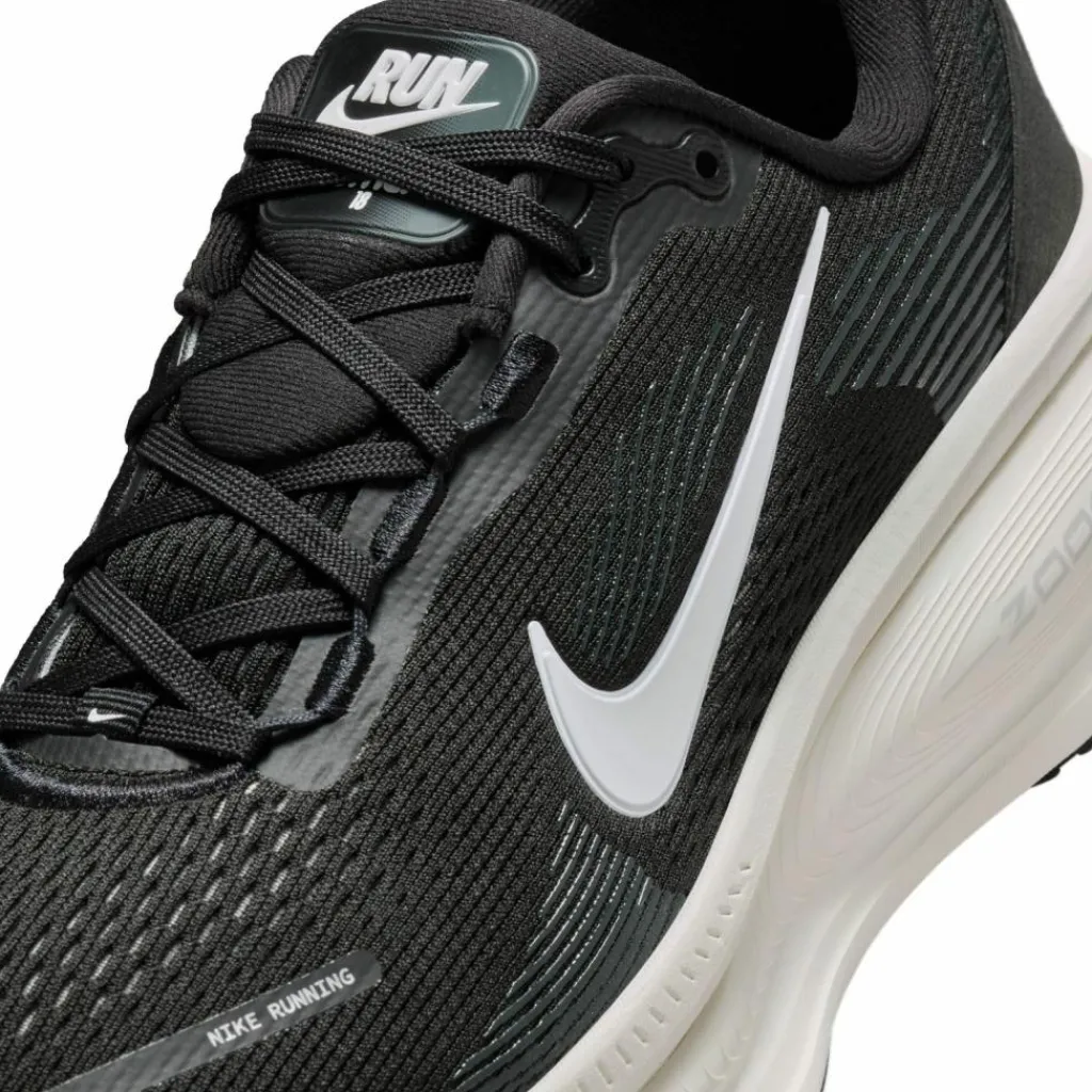 Nike Laufschuhe<· VOMERO 18 black-summit white-coconut milk
