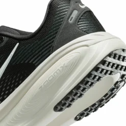 Nike Laufschuhe<· VOMERO 18 black-summit white-coconut milk