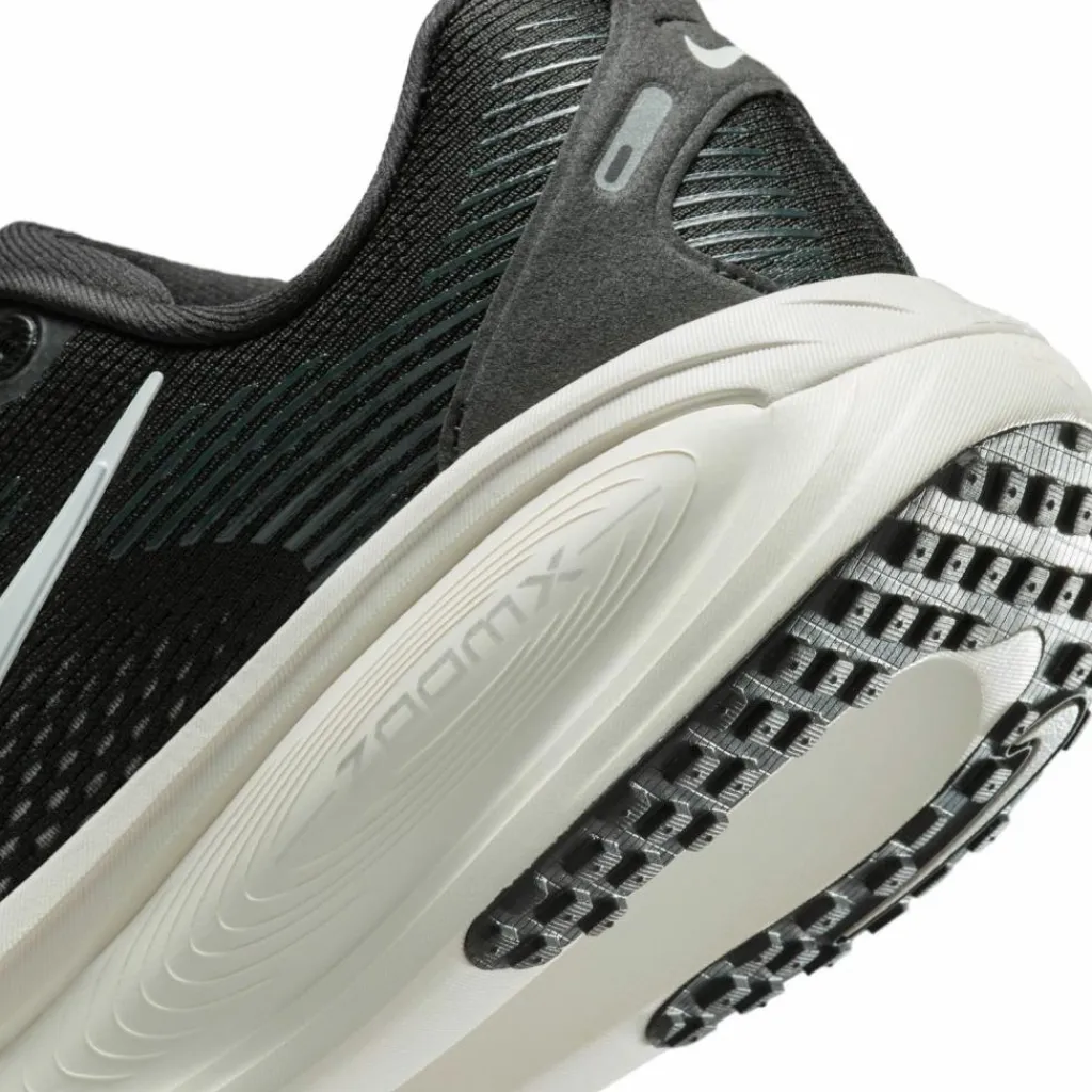 Nike Laufschuhe<· VOMERO 18 black-summit white-coconut milk