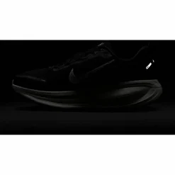 Nike Laufschuhe<· VOMERO 18 black-summit white-coconut milk