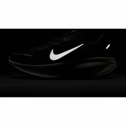 Nike Laufschuhe<· VOMERO 18 black-summit white-coconut milk