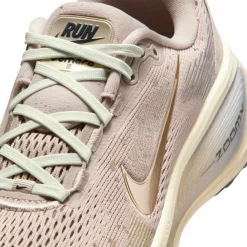 Nike Laufschuhe<· VOMERO 18 SE cream ii-mtlc gold grain-coconut mi
