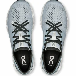 On Laufschuhe<· Cloud X 4 glacier-stone