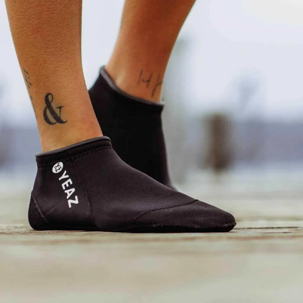 YEAZ Surfen|Badeschuhe<· NEOSOCK LOW PRO Eclipse Black